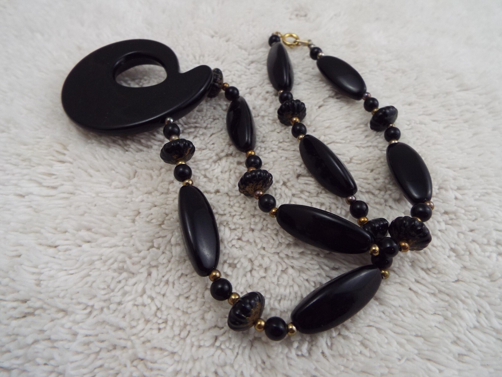 Black Bead Pendant Necklace (H12)