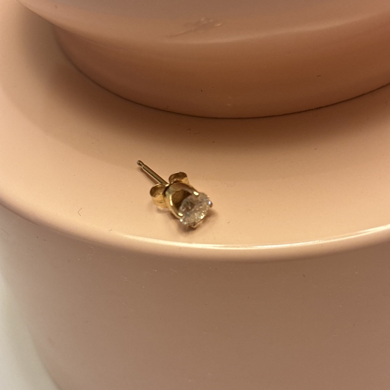 ~0.5g 14 k gold earring, unknown gem, only 1 earring