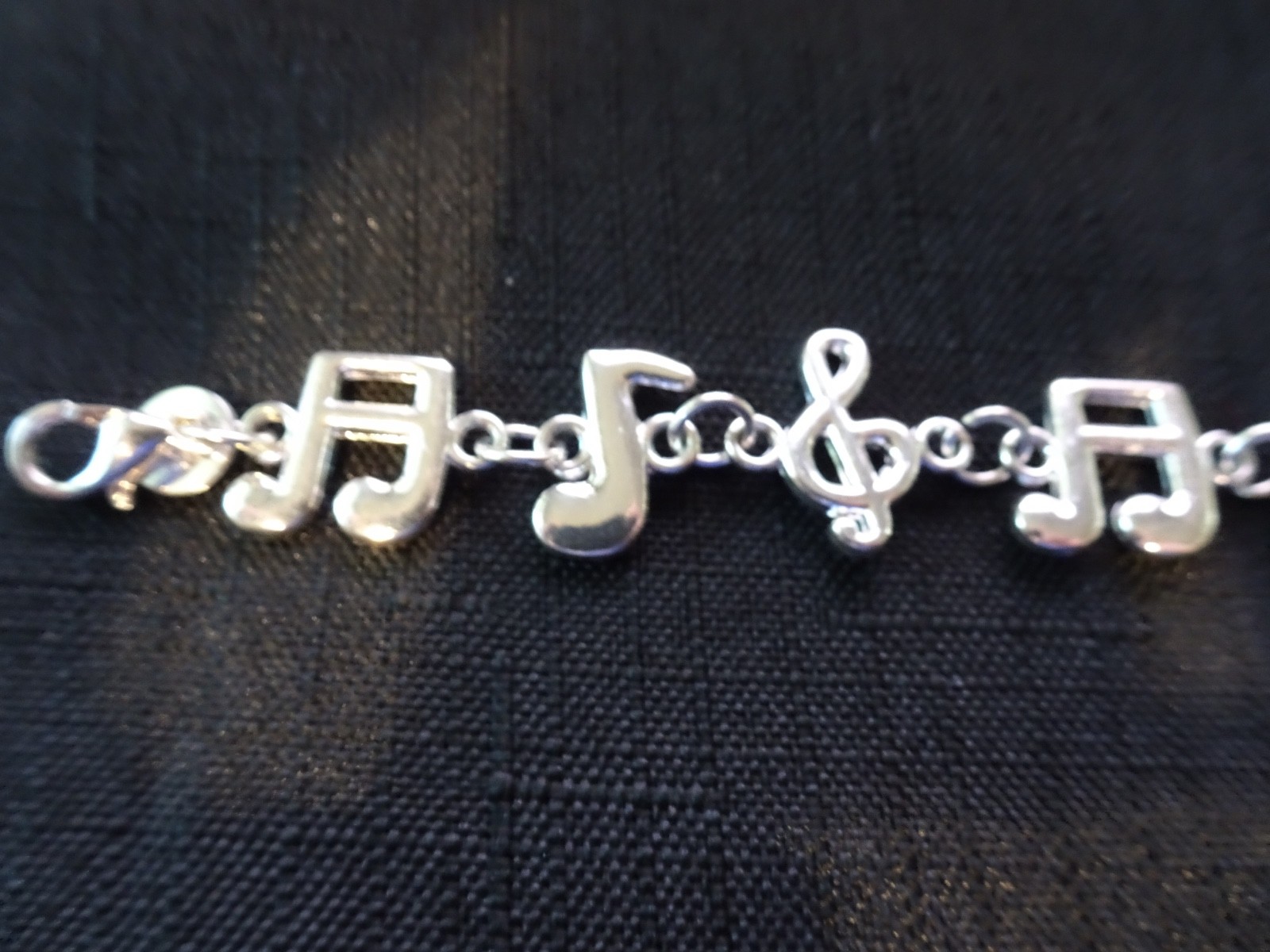# 484–MUSICL NOTES STERLING SILVER CHARM BRACELET–925–VERY NICE