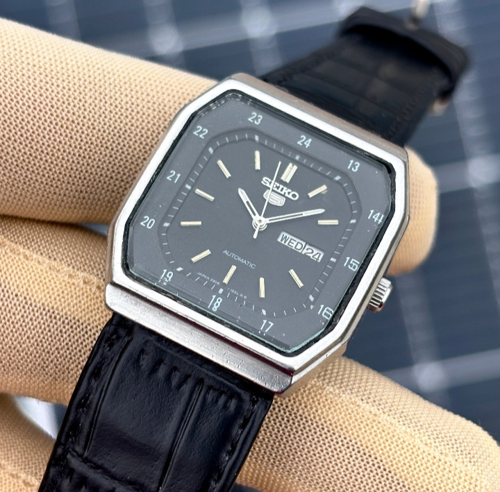 Vintage Seiko 5 Automatic Black Railway Dial Japan Made Unisex Watch 2906-5450.