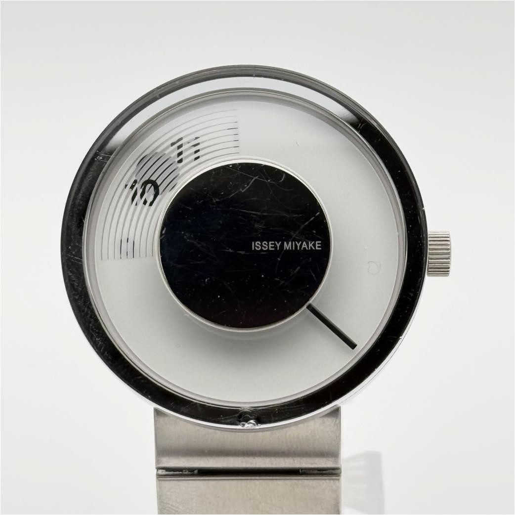 Issey Miyake VUE Yves Behar VJ200060 SILAV001 Quartz Watch Silver Unisex In hand