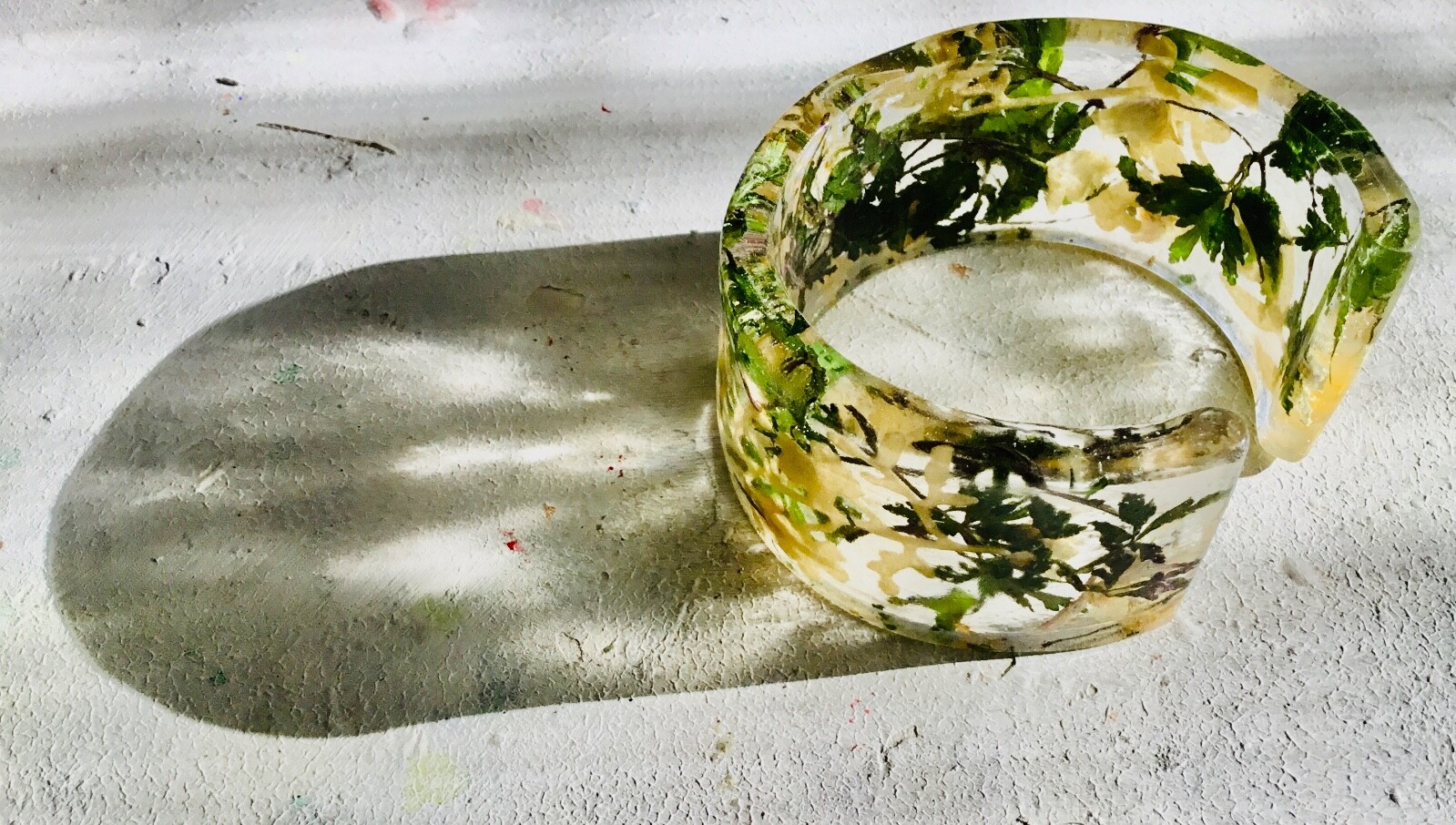 Everblossom White Flower Resin Bangle – Nature-Inspired Jewelry with Real and Ar