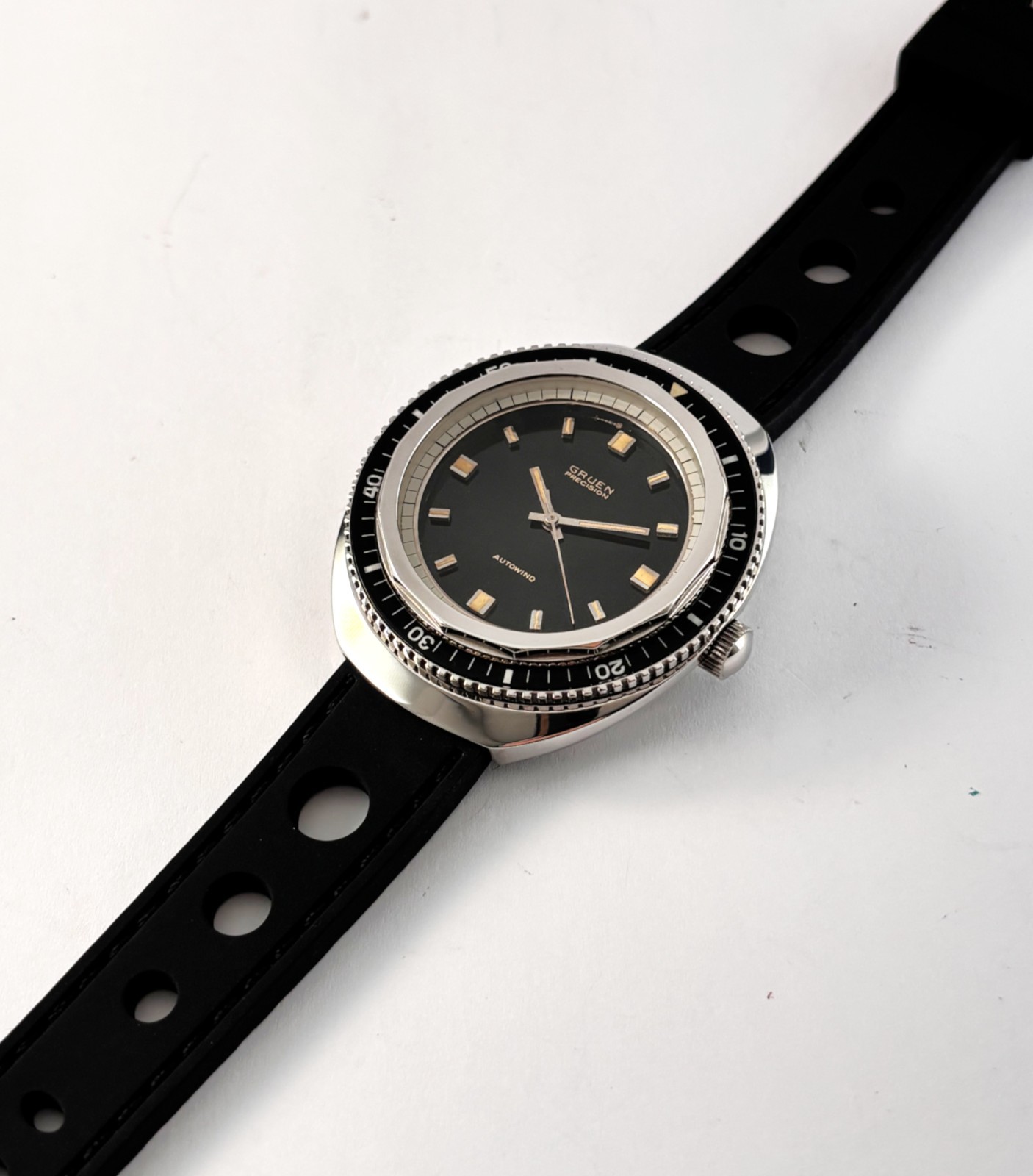 Vintage Gruen Autowind Stainless Steel 1500 Feet True Diver Mens Watch 17J 1970