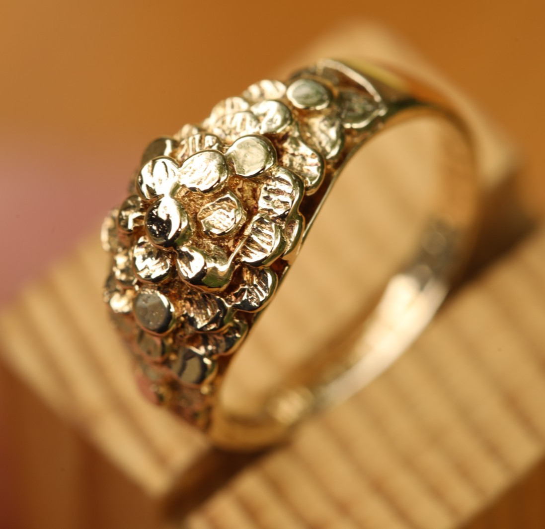 9ct Solid Yellow Gold Ring Lentils-Shaped Size M Vintage cleaned & polished