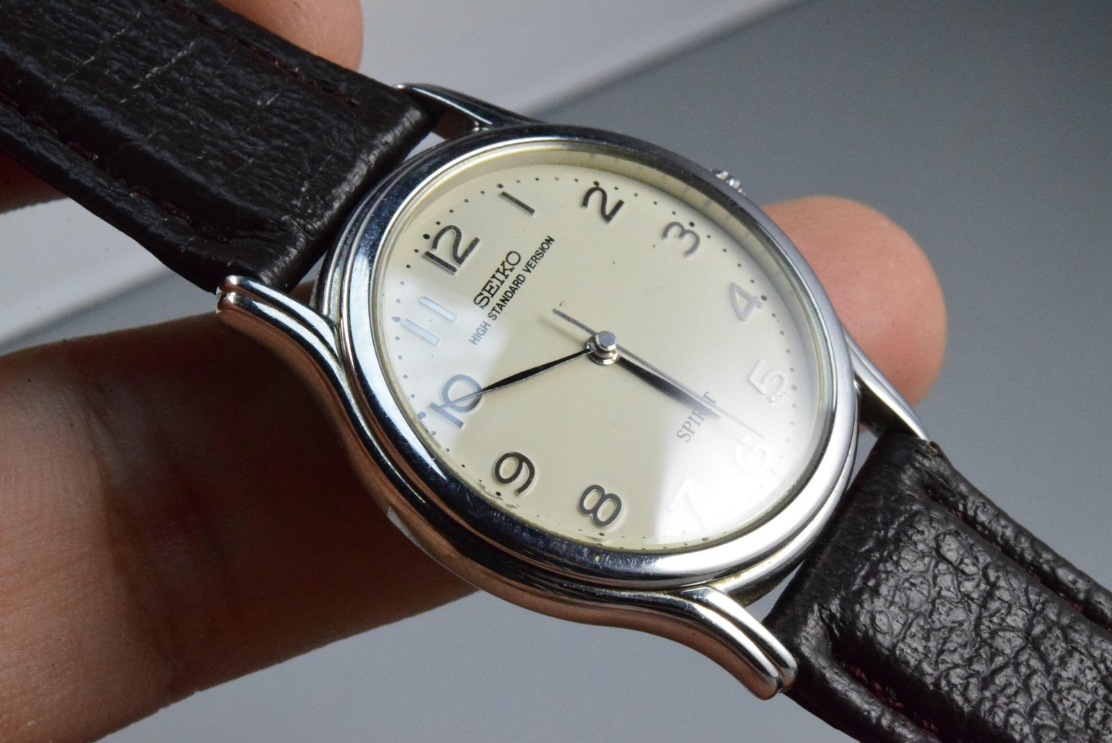 Vintage watch Seiko Contemporary Basic 5E31-6A10 Creamy Men Quartz Round 32mm