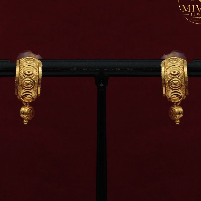 Minimal Gold Earrings 1.7cm 2.22g Lightweight Studs Women’s Daily Wear Jewelry