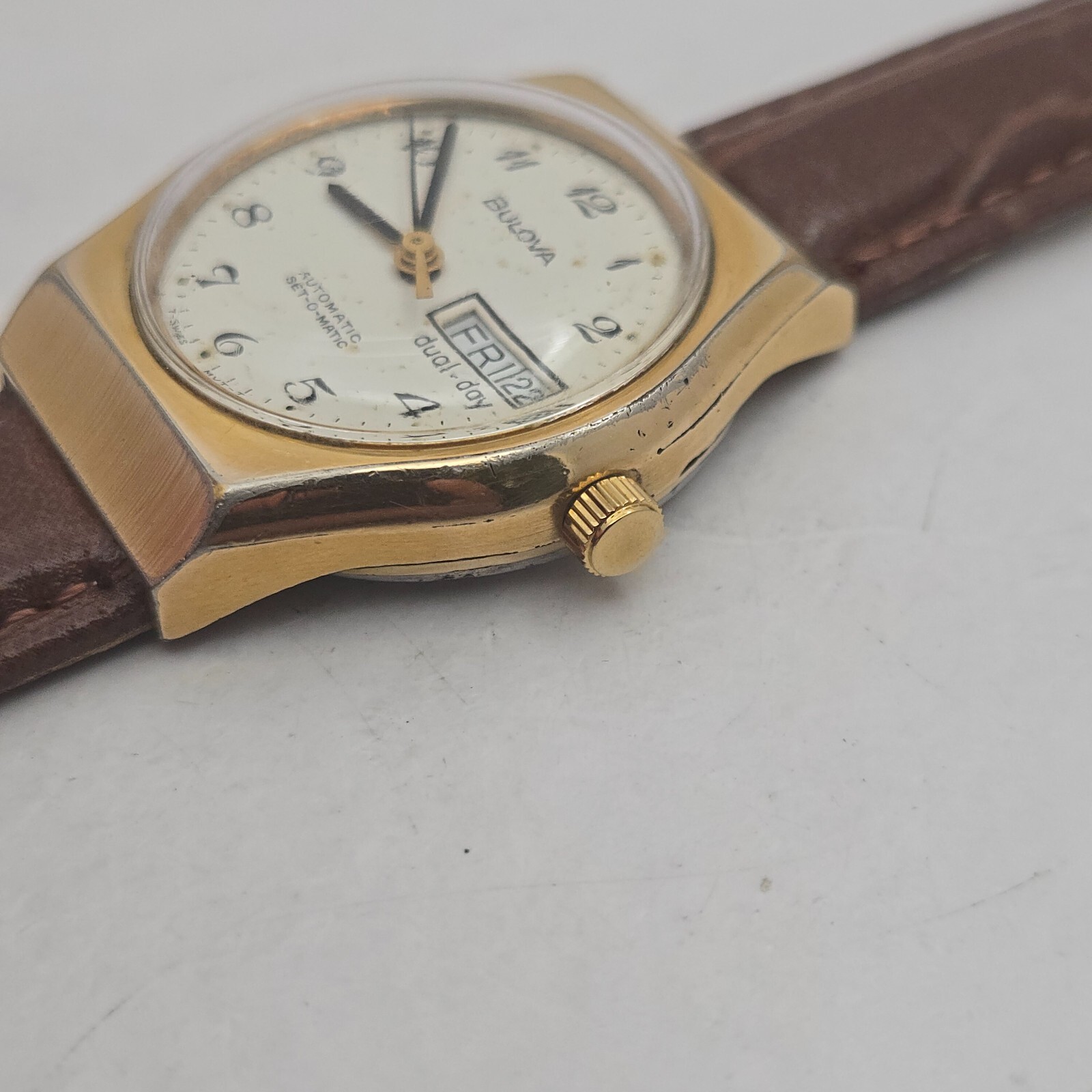 Vintage BULOVA men’s automatic watch day/date ETA 2879 swiss 1977