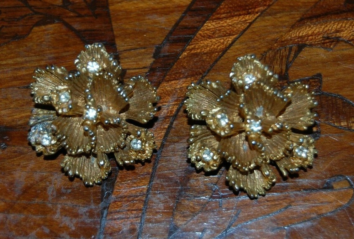 VTG MCM COUTURE GOLDEN FLOWING RIBBON FLOWER & RHINESTONE ACCENTS CLIP EARRINGS