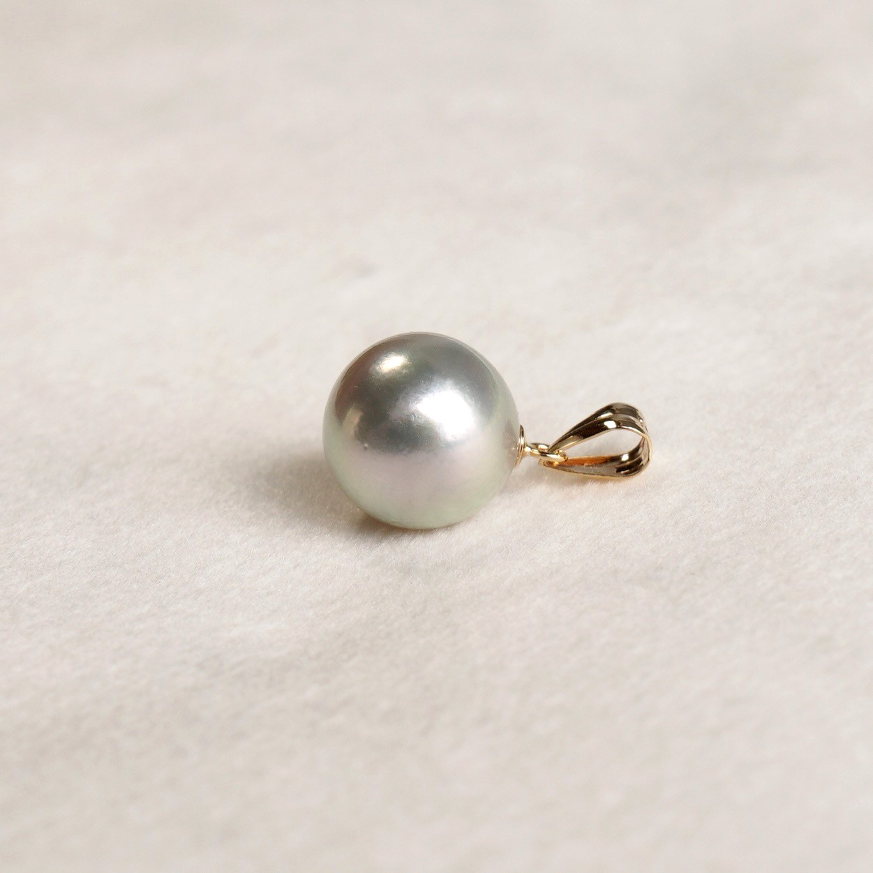 High Luster 8.7mm Round Silver-Rose Japanese Akoya Pearl Pendant 18K Yellow Gold