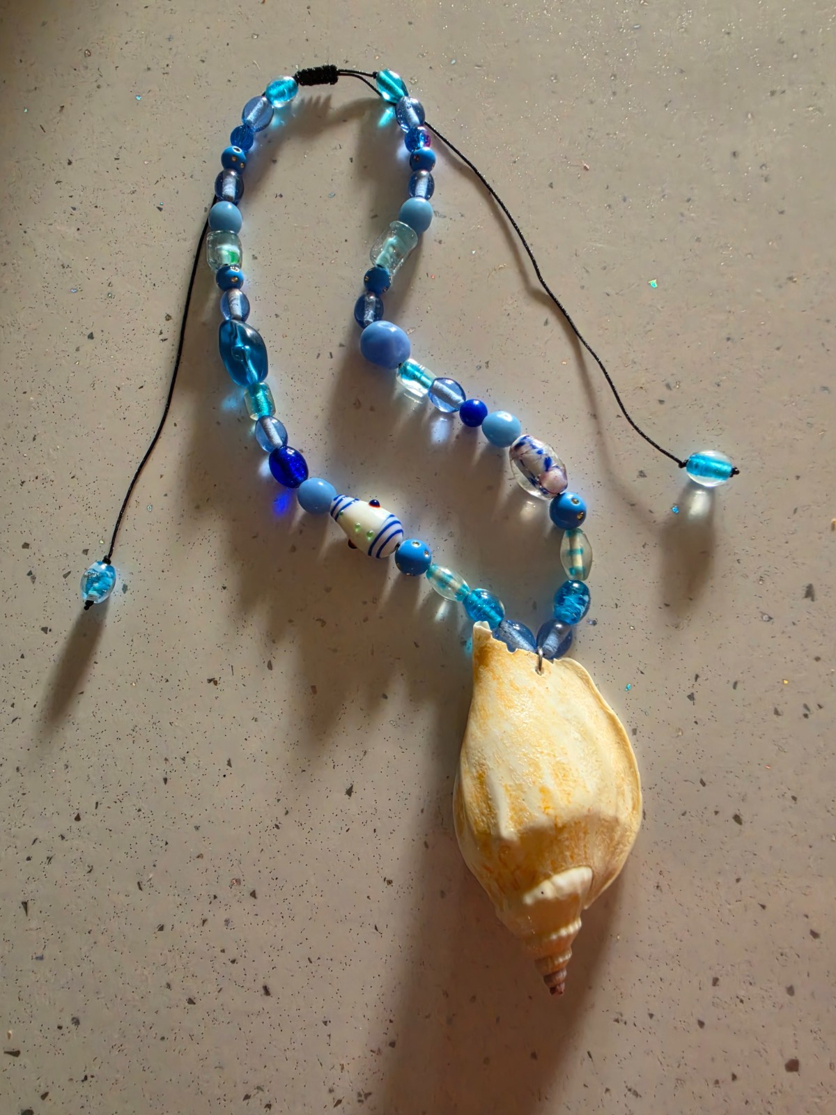 Collar veraniego con caracol y beads en tonos de azul y largo ajustable