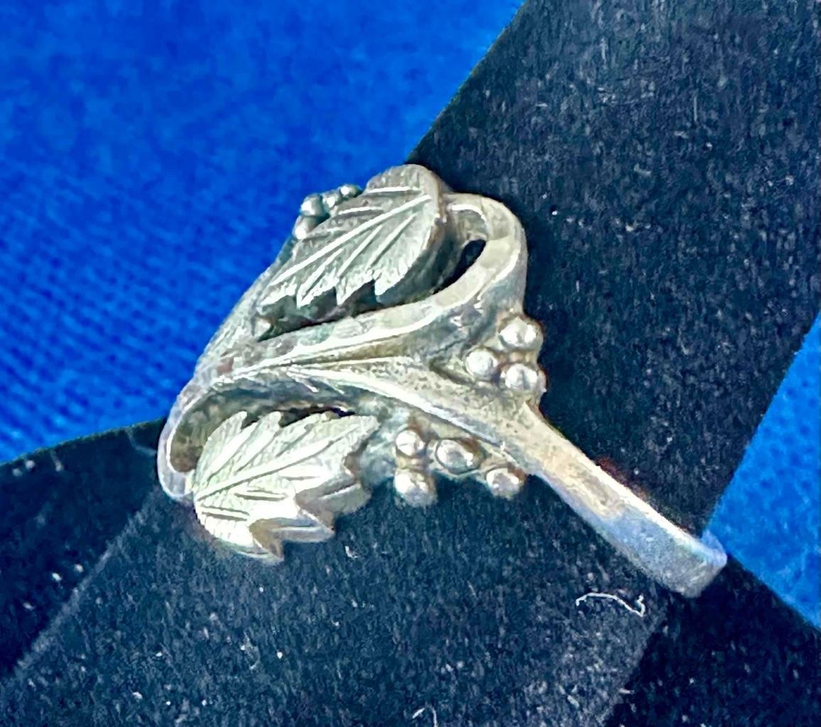 Wheeler Manufacturing Co Sterling Silver Leaf & Grape Decorated Ring Size 9.5