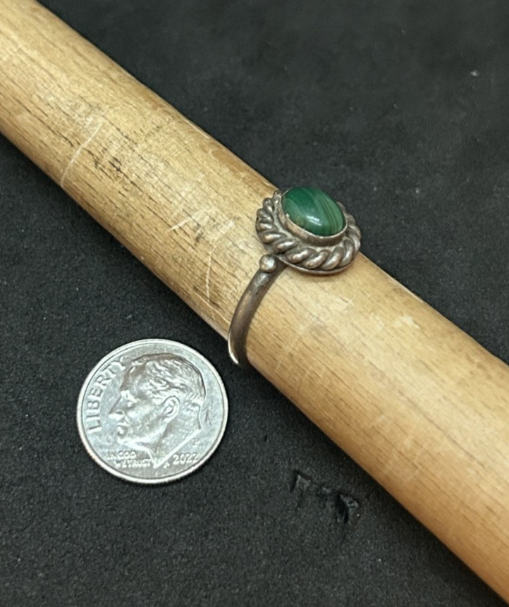 925 Sterling Green Malachite Ring Sz 7.5 – 3.0g