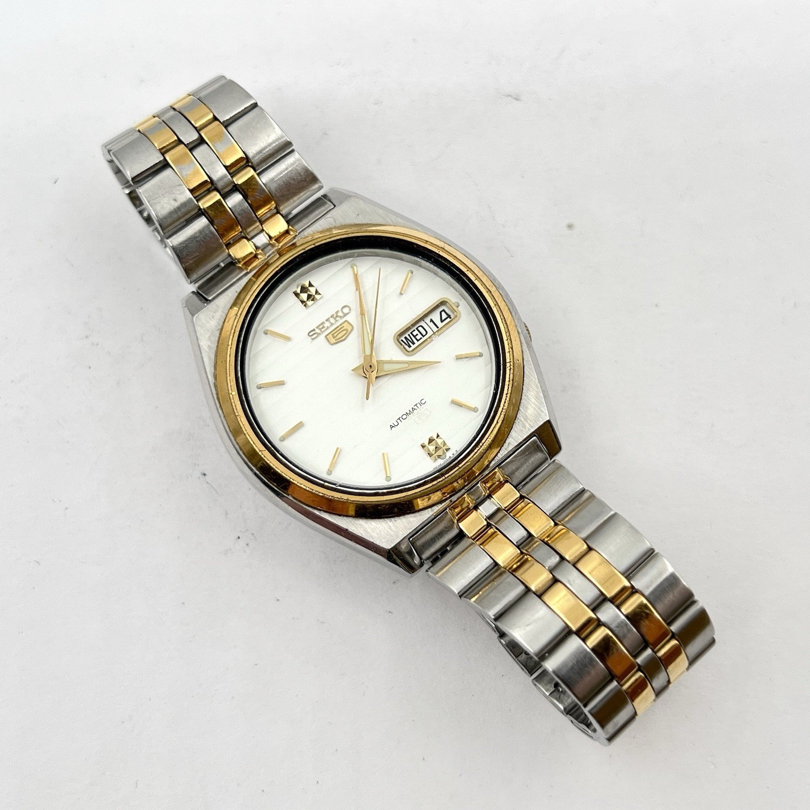 Seiko 5 Automatic Day/Date Steel Gold Tone White Teaked Dial 38mm Watch SNX166