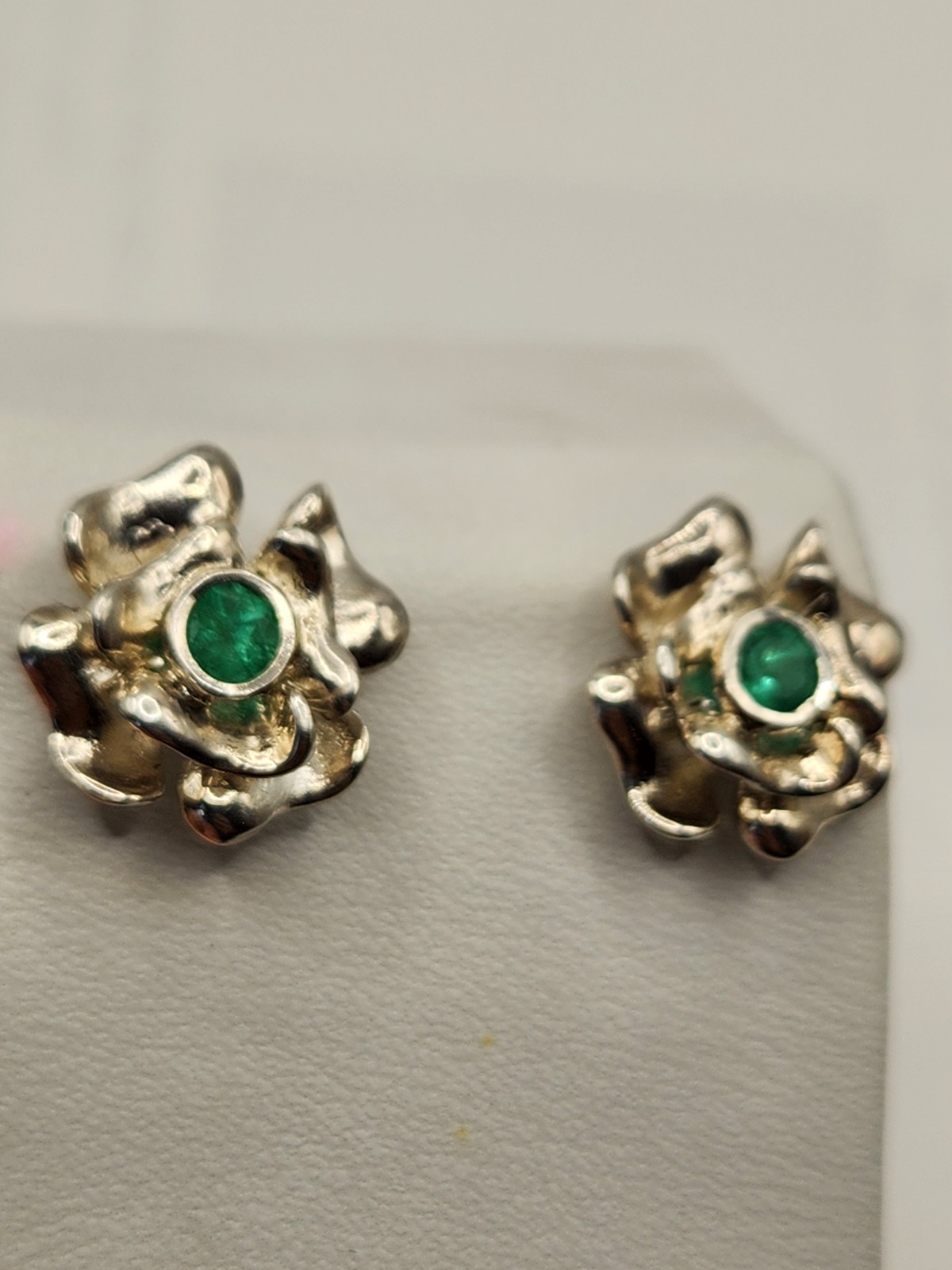 Pendientes en Plata 925 con Esmeralda natural Colombiana de Muzo, hechos a mano.