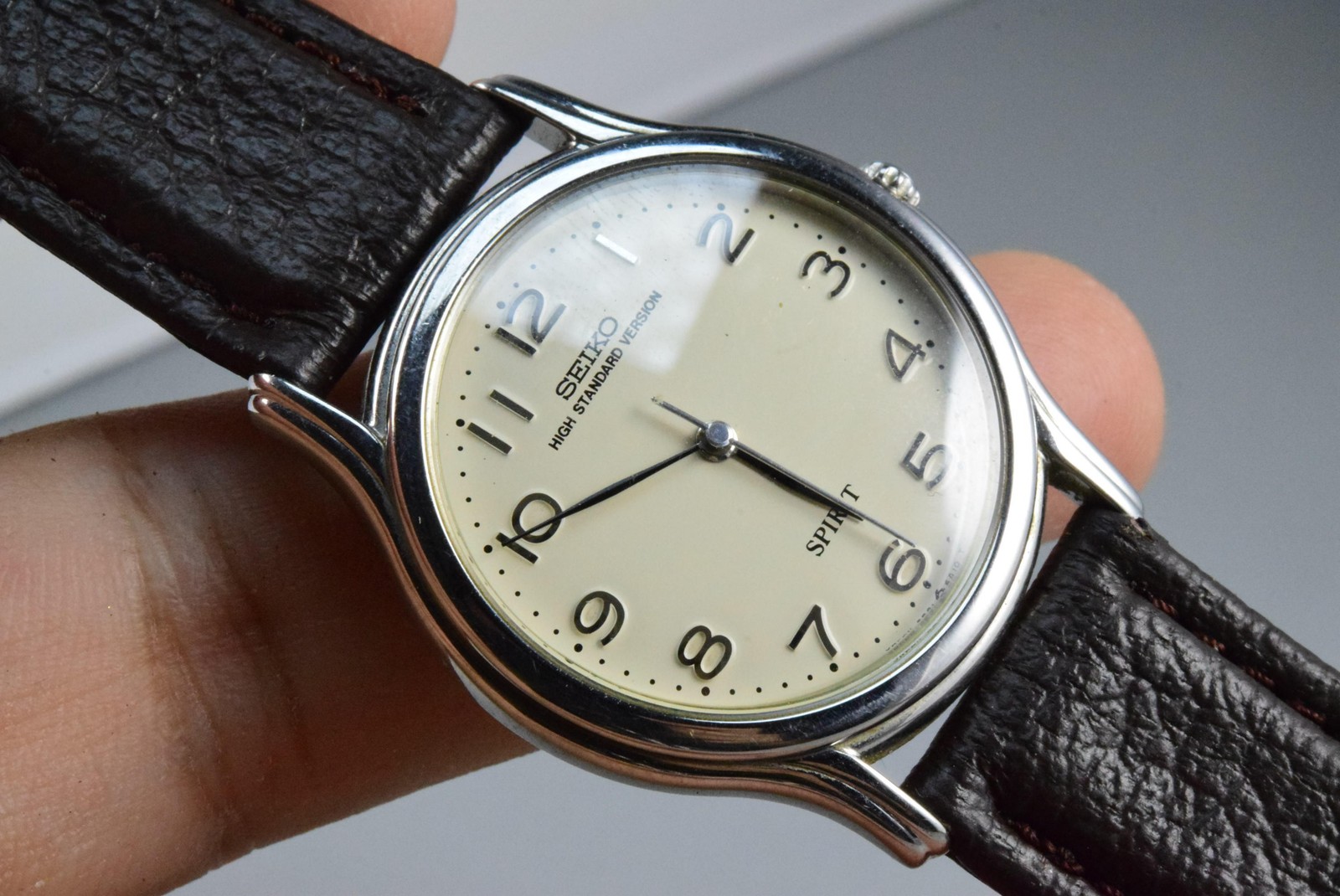 Vintage watch Seiko Contemporary Basic 5E31-6A10 Creamy Men Quartz Round 32mm