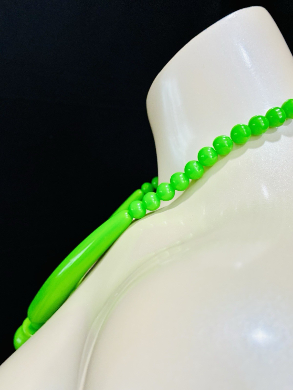 Green Plastic Beaded Statement Necklace, Round Pendant, Adjustable, No Stone
