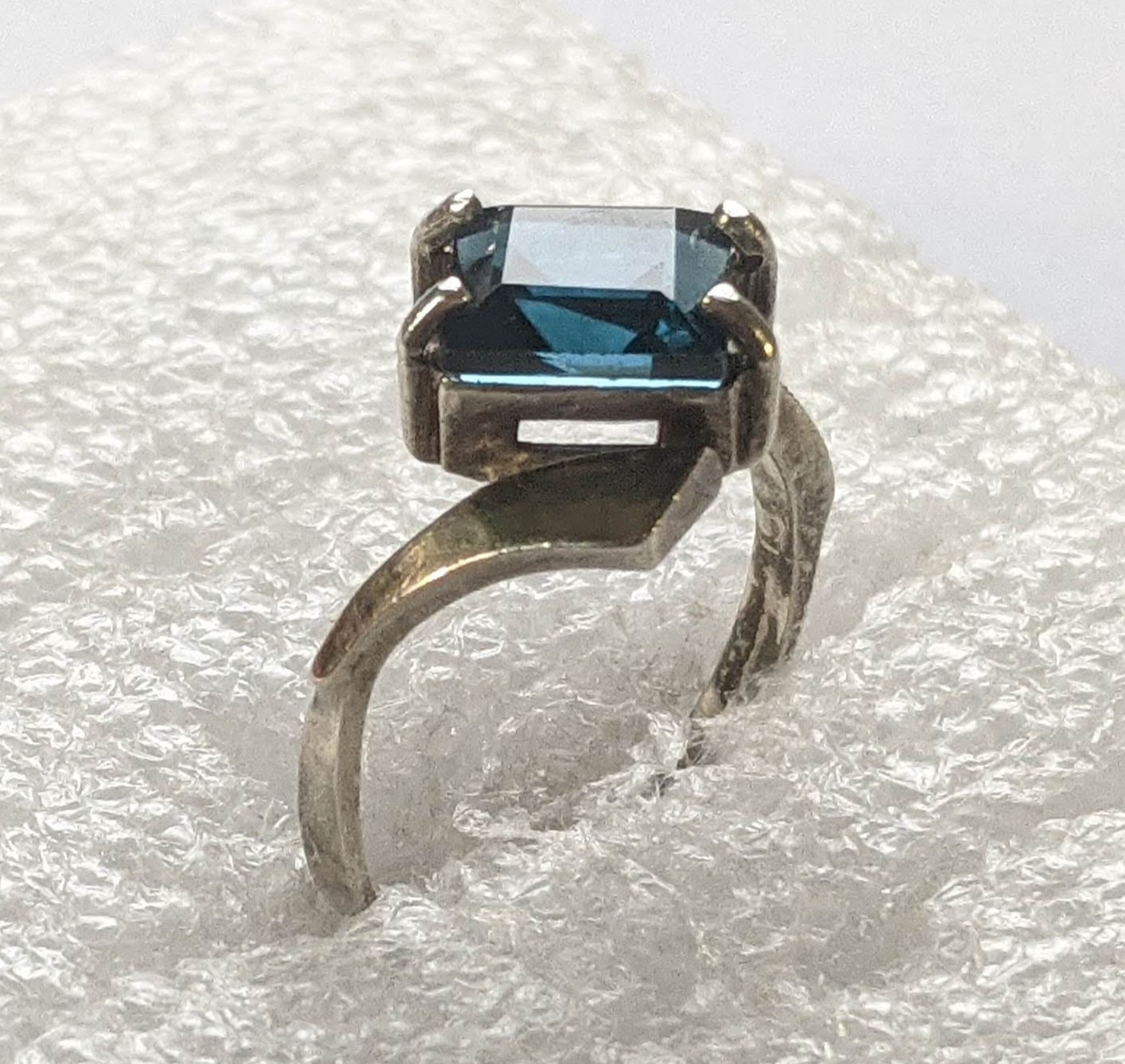 Vintage ring sterling silver 925 Size 8.5 Weight 3.29 g. Blue gem. Gold insert.