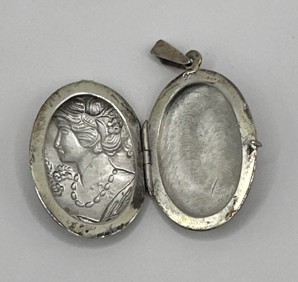 Vintage Sterling Silver 925 Cameo Imprinted Locket Pendant (7.71g)
