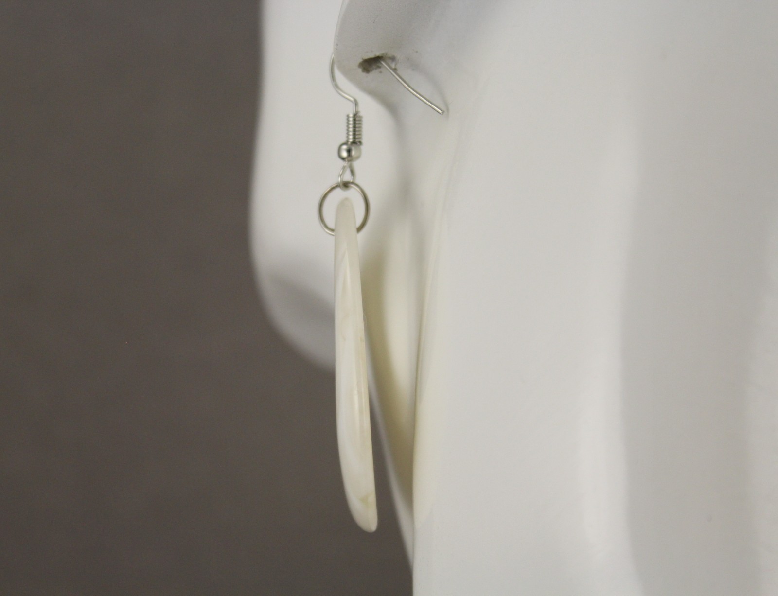 White teardrop earrings lightweight dangle marbled oval outline 2.5″ long