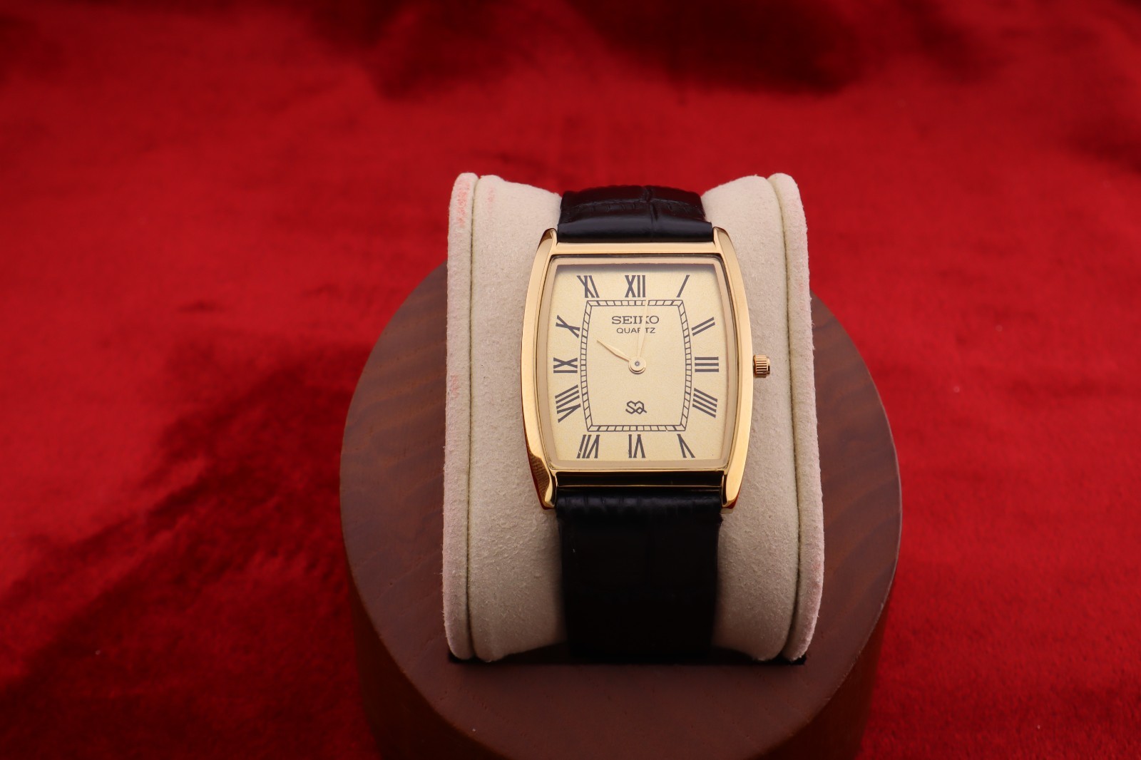 Vintage Men Seiko quartz Barrel-Tank Golden Dial ,Black leather Dress Watch