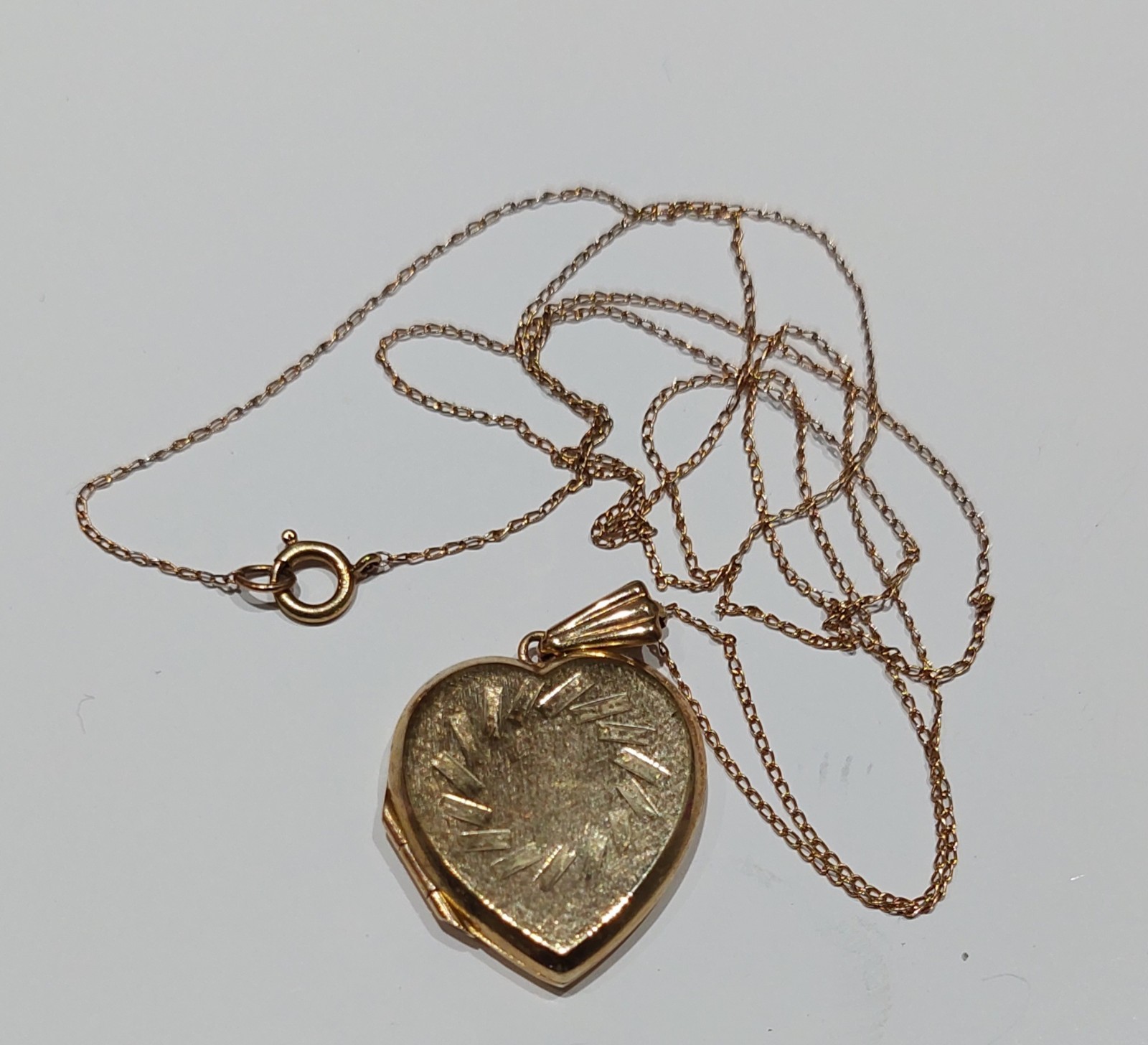 Solid 9ct gold Heart locket Pendant Chain 56cm necklace 4 gm Brand New 9k H M