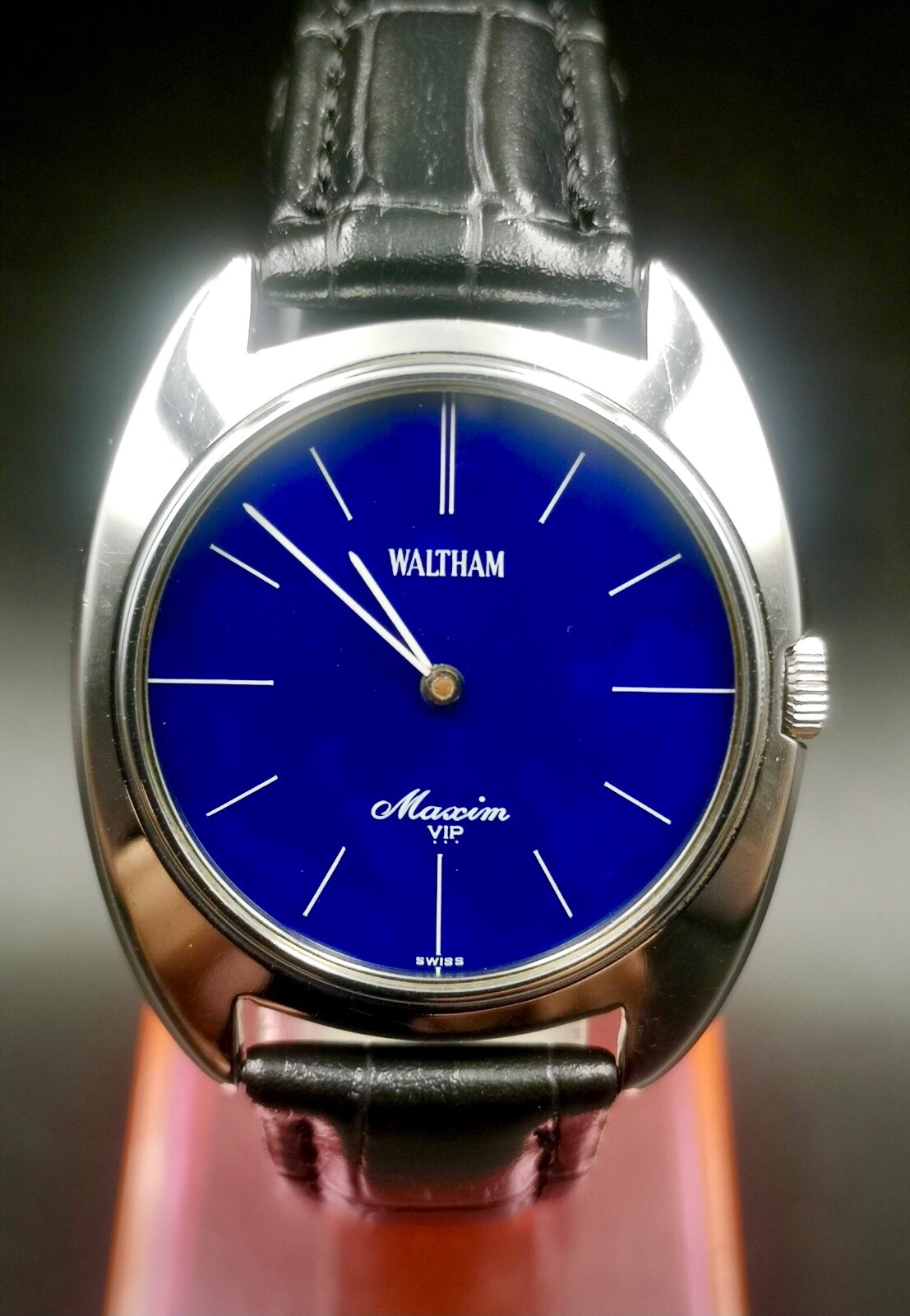 Vintage And Rare WALTHAM Maxim VIP Hand-Winding Unisex watch. 17 Jewels.