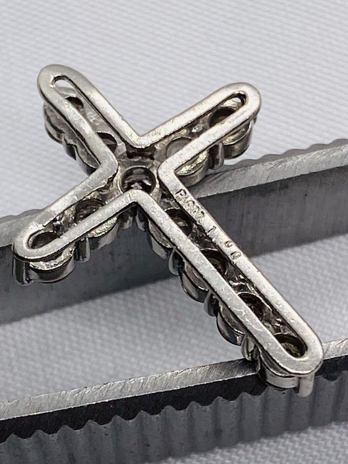 Platinum 900 11 Diamond Cross 21 x 15.1mm