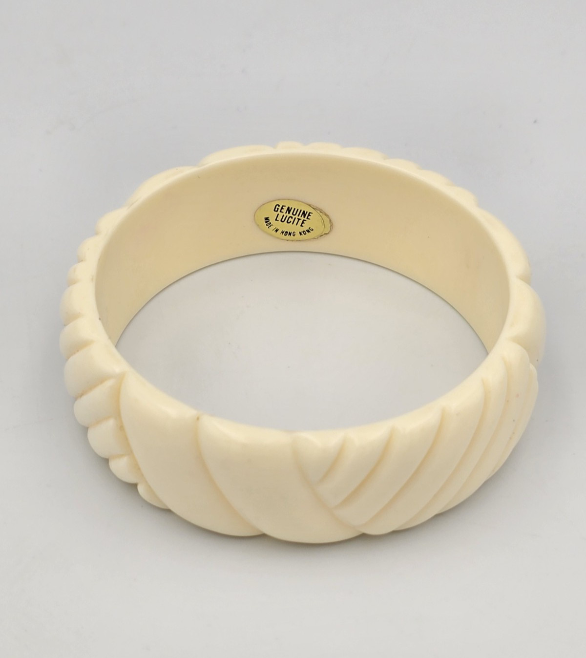 Vintage Carved Off White Cream Ivory Lucite Bangle Bracelet 7/8″ Width
