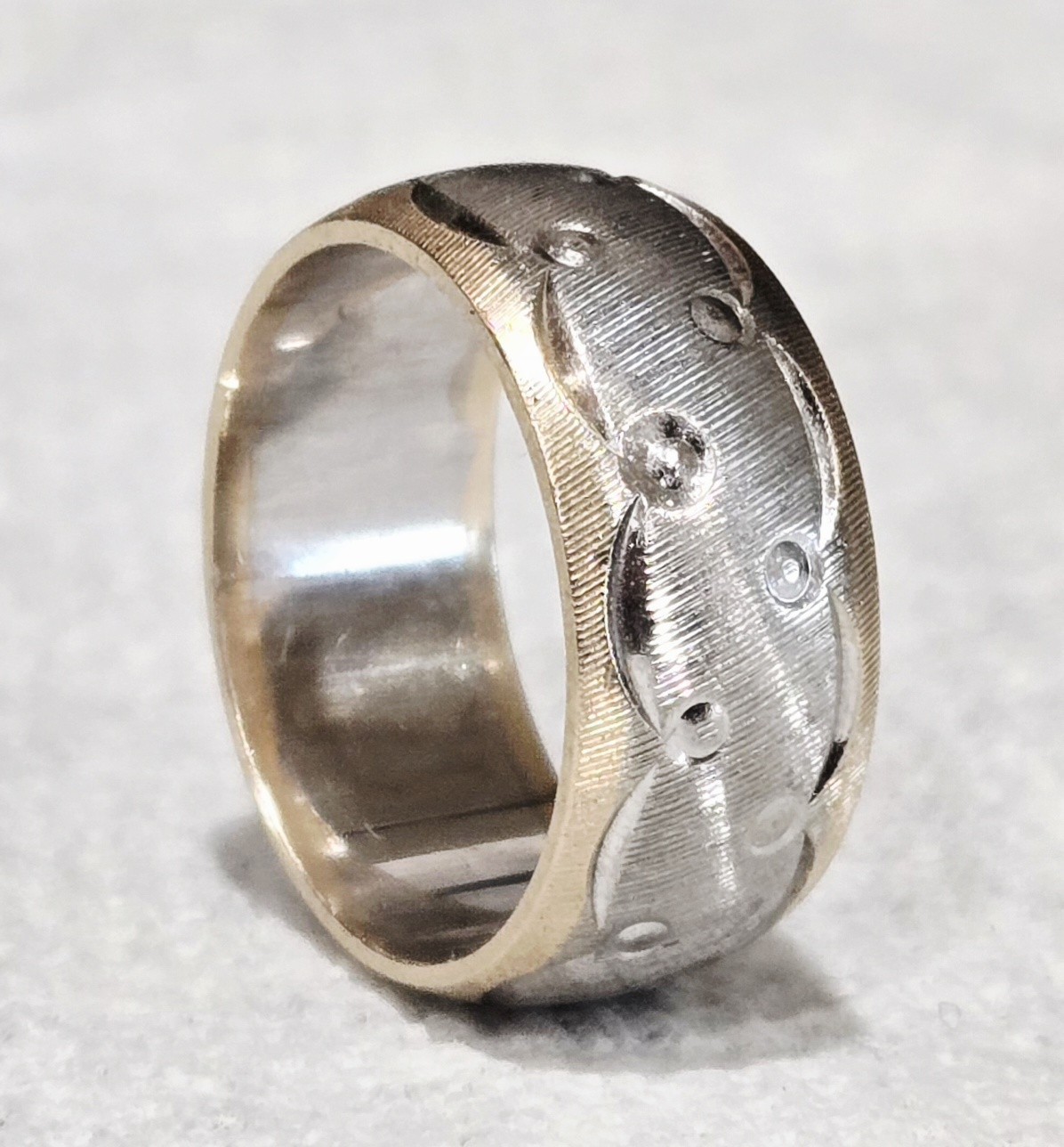 1960s 14K White & Yellow Gold Art Carved Wave & Orb Florentine Wedding Ring 5.5