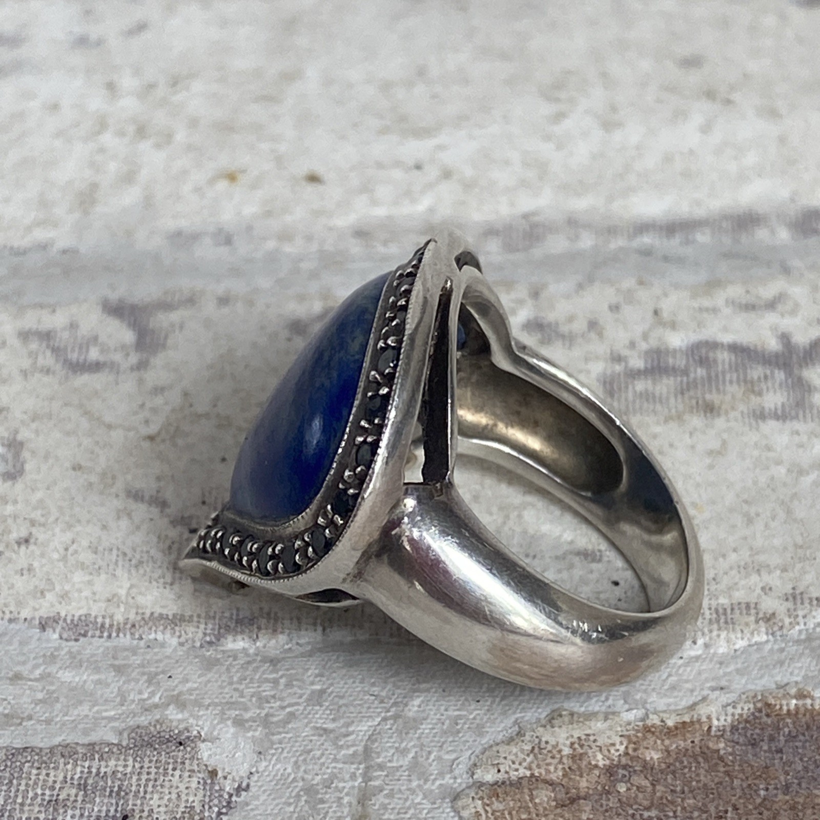 Sterling Silver Ring featuring a Lapis Lazuli Gemstone. Size P1/2