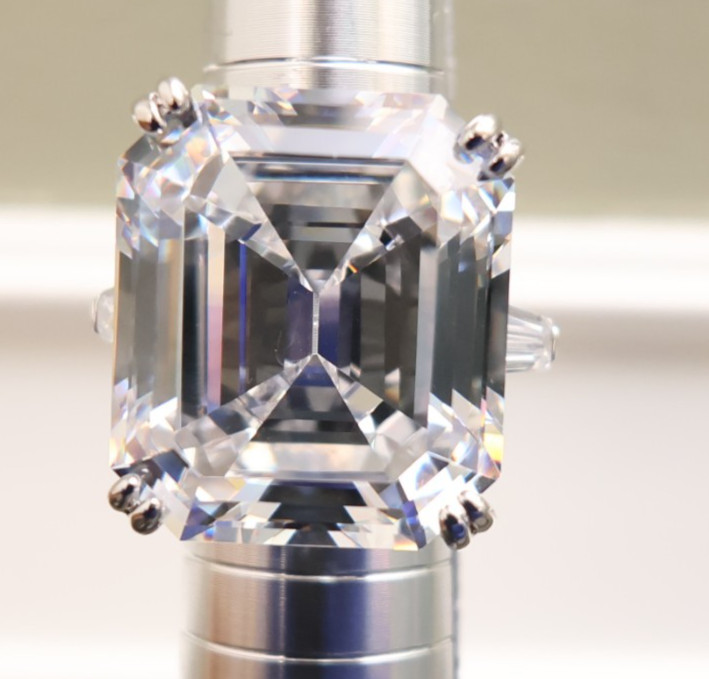 Elizabeth Taylor ring Asscher cut clear crystal silvertone signed Size 7