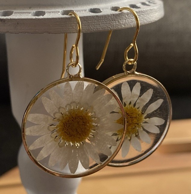Min Favorit Pressed Daisy Flower Glass Pendant & Gold Pl Artisan Drop Earrings