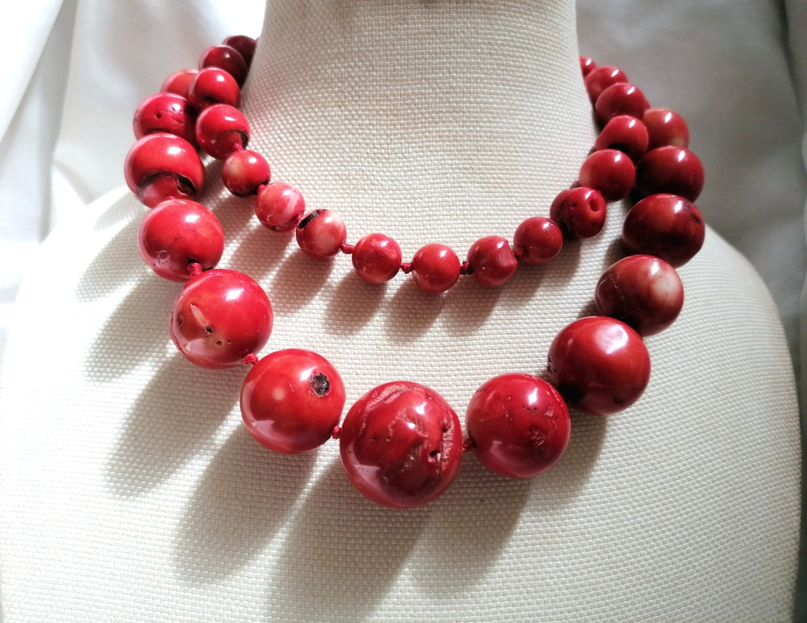 SPECTACULAR RED BAMBOO CORAL MAXI BALL CLIMBING NECKLACE, NEW.