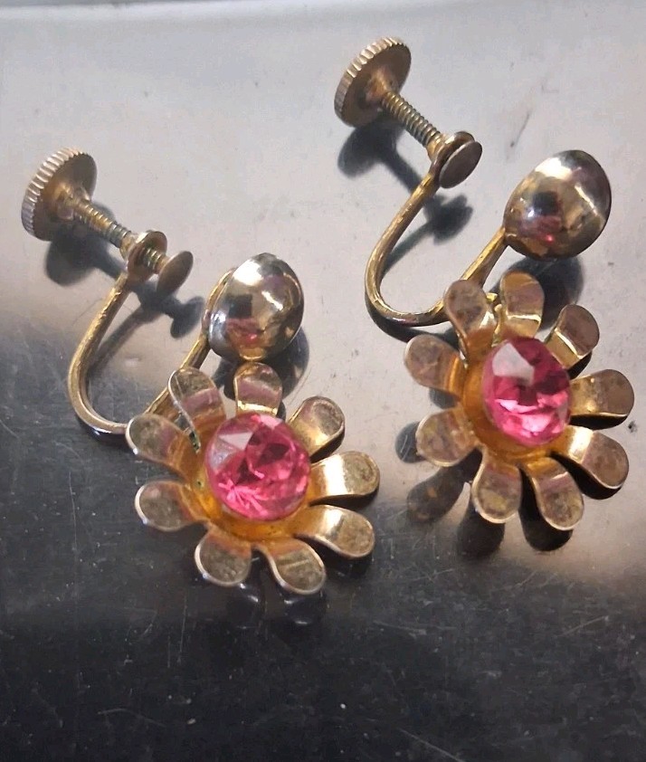 Vintage Gold Tone Pink Rhinestone Flower Screw Back Earrings Unsigned Retro…