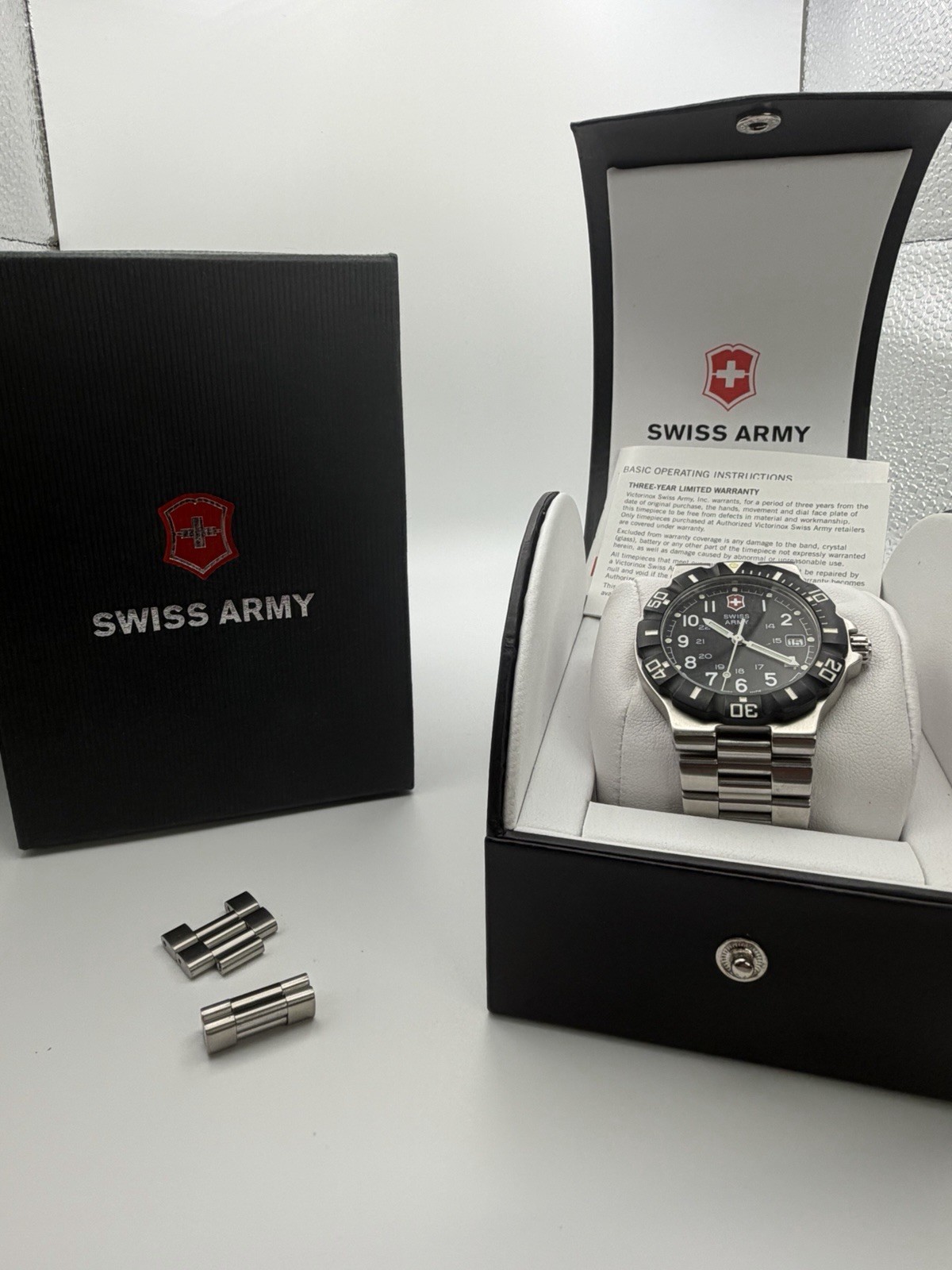 Victorinox Swiss Army Maverick 39mm Quartz Black Dial Watch Box Papers Links
