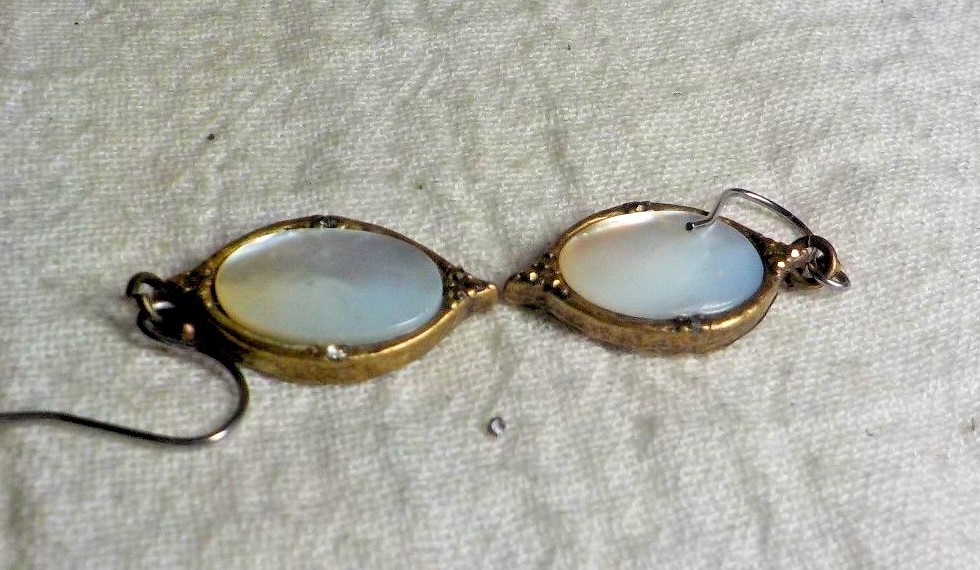 TWO TONE METAL OVAL HOOK ON EARRINGS WITH MOTHER OF PEARL DECOR 1.5″ X 5/8″