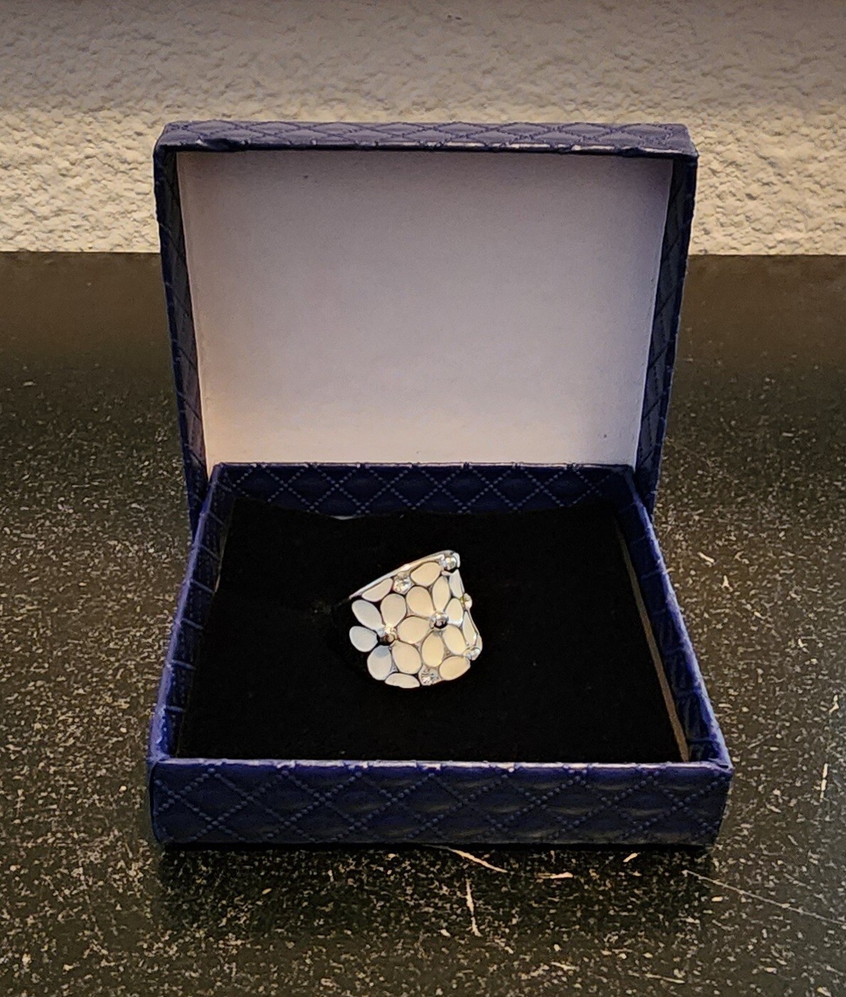 Elegant Temperament Band Ring With Flower Shape Pattern Oil Dripping Ring.