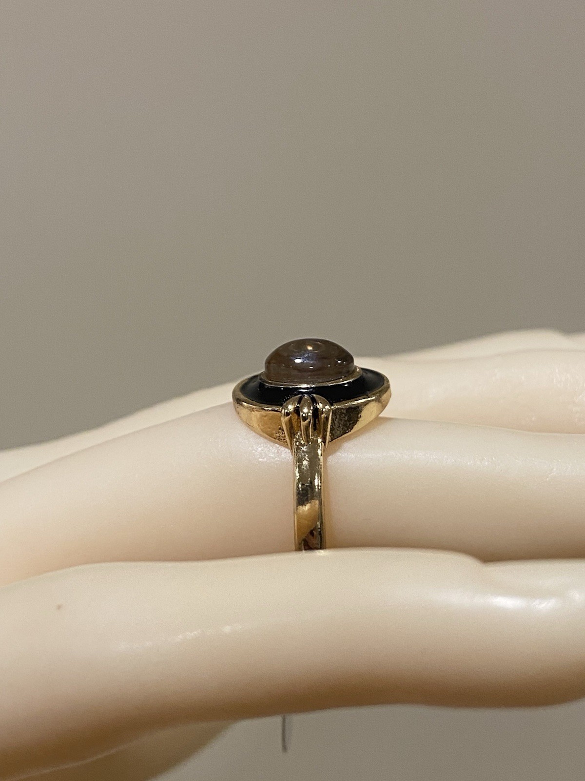 Elegant Gold-Plated Copper Mood Ring | Black Enamel & Oval Glass Stone Size 8.5