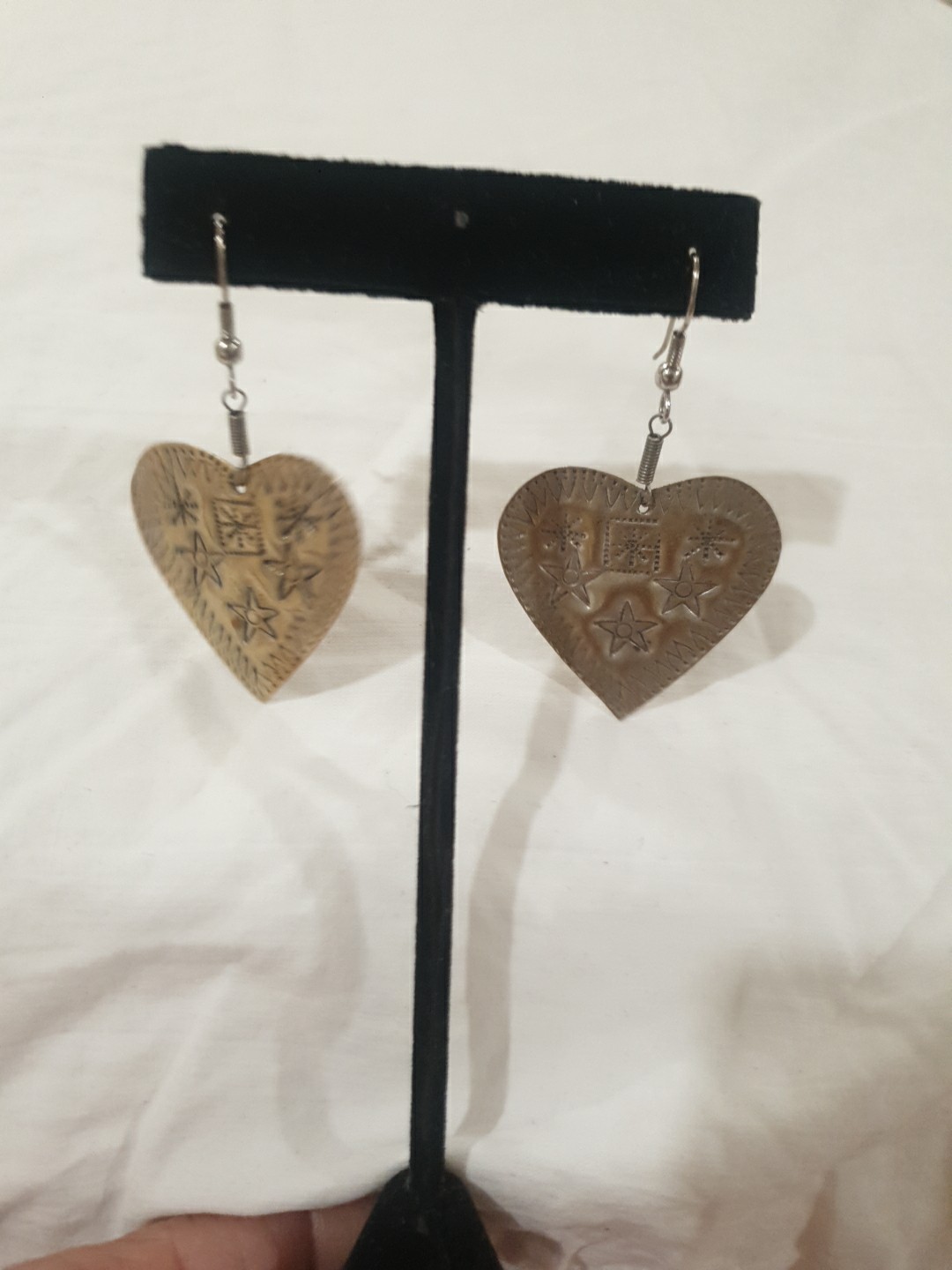 Sweet 1980s stamped metal heart earrings with french hooks Boho Folk-Art EUC
