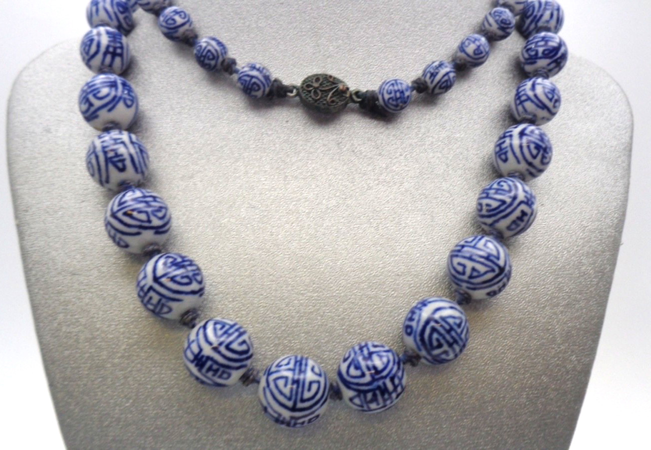 Vintage Chinese Export Hand Knotted Blue & White Graduating Bead Necklace