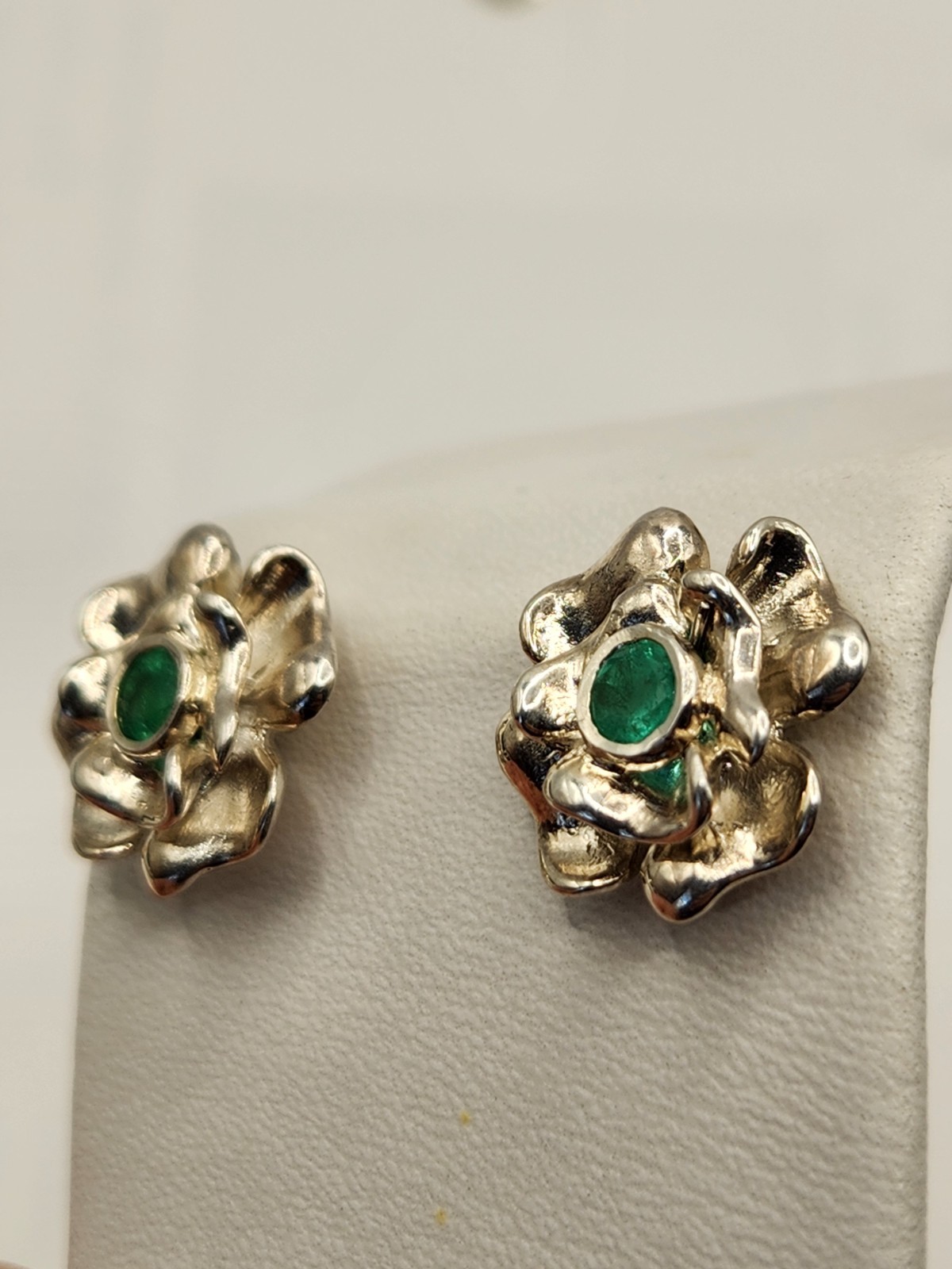 Pendientes en Plata 925 con Esmeralda natural Colombiana de Muzo, hechos a mano.