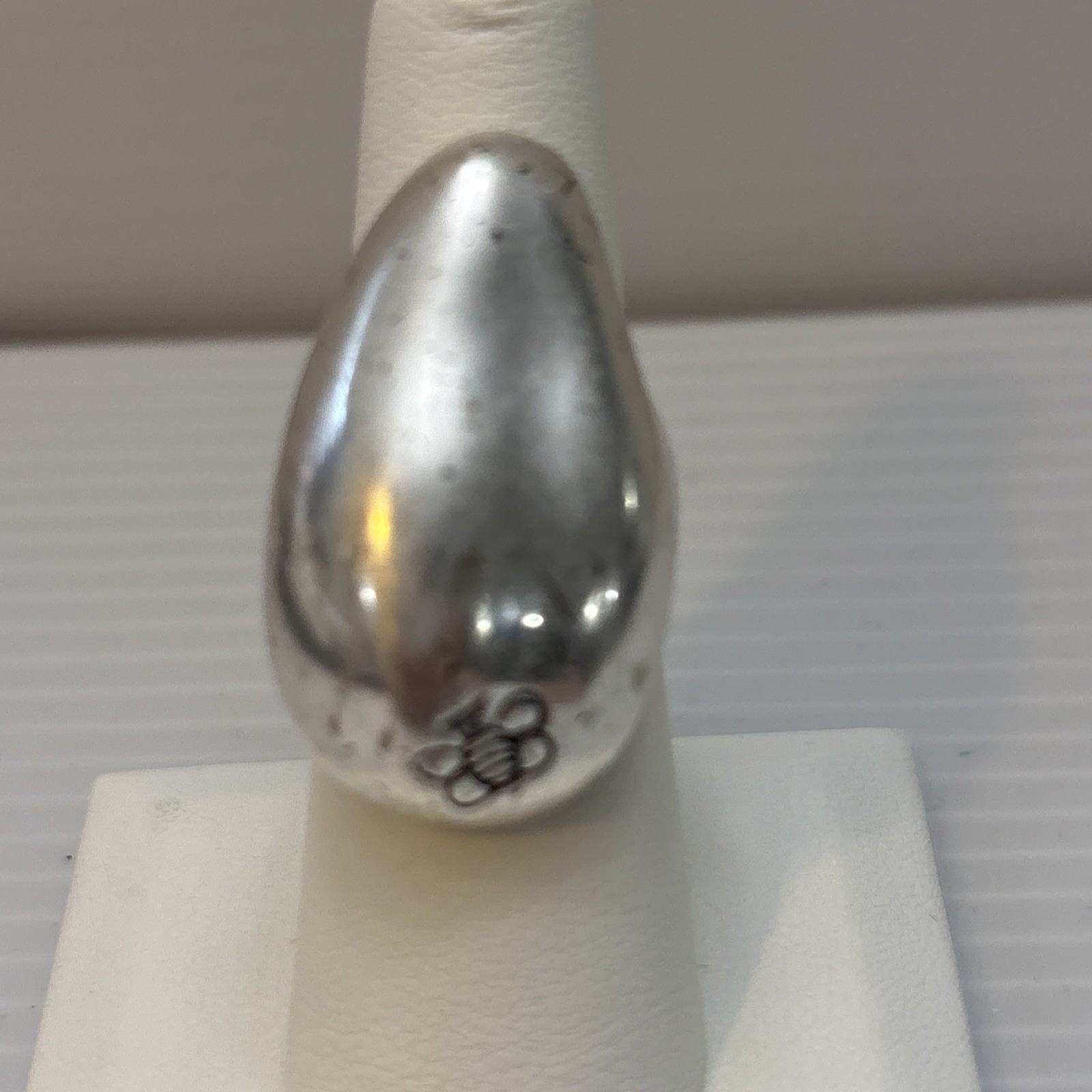 Bella Uno Silver Tone Ring Domed Bee Statement Ring Size 6.75 Jewelry