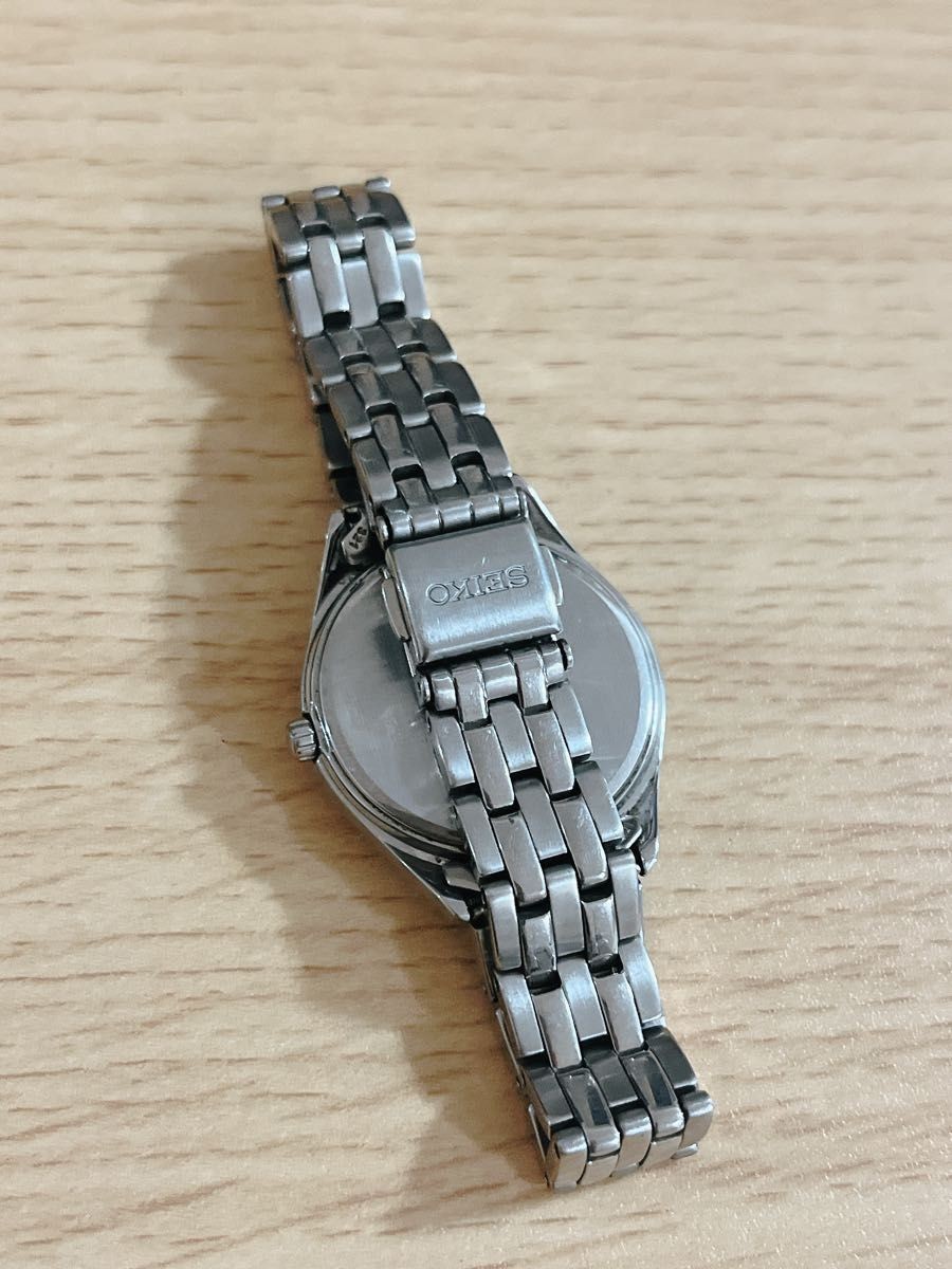V138 0AC0 SEIKO solar wristwatch black