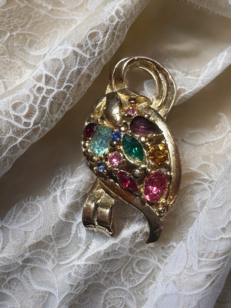 VINTAGE MULTI COLOR GOLD TONE RHINESTONE FRUIT BROOCH