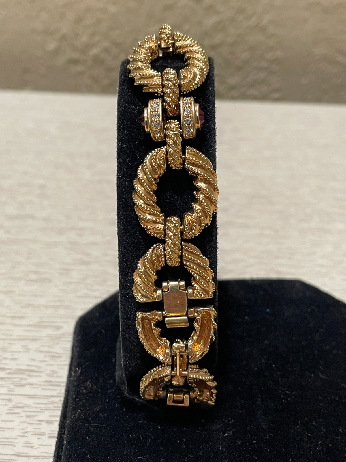 JACKIE KENNEDY HEAVILY TEXTURED RINGS WITH CLEAR AND RED RONDEL ENDCAPS BRACELET