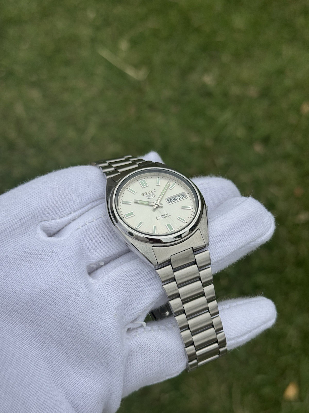 Vintage Seiko 5 Automatic 7S26 Mens Wrist Watch White Dial Day Date Japan 21J