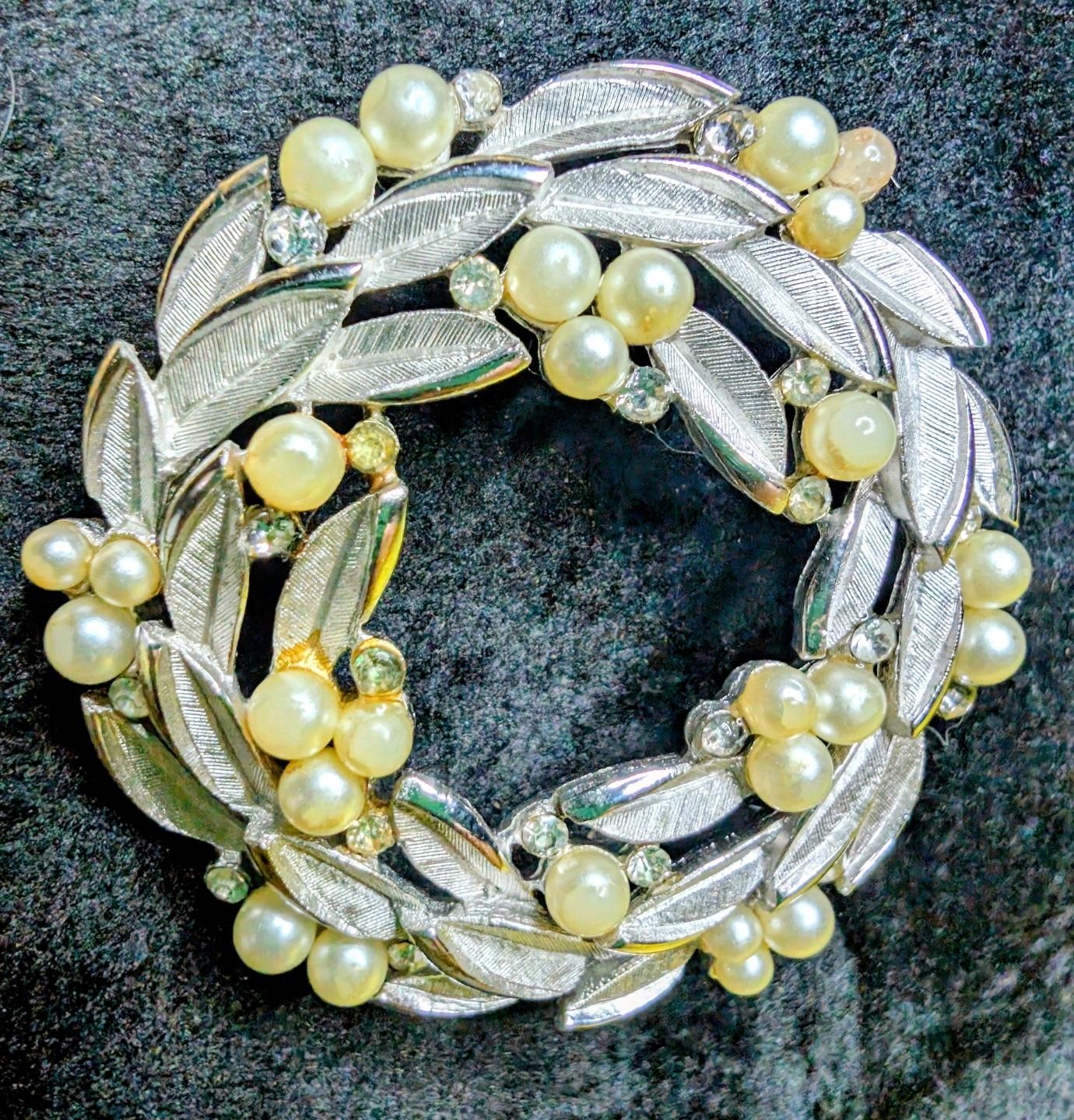 Vintage Trifari Pearl Rhinestone Leaf Wreath Brooch Signed © Mid Century Bling T