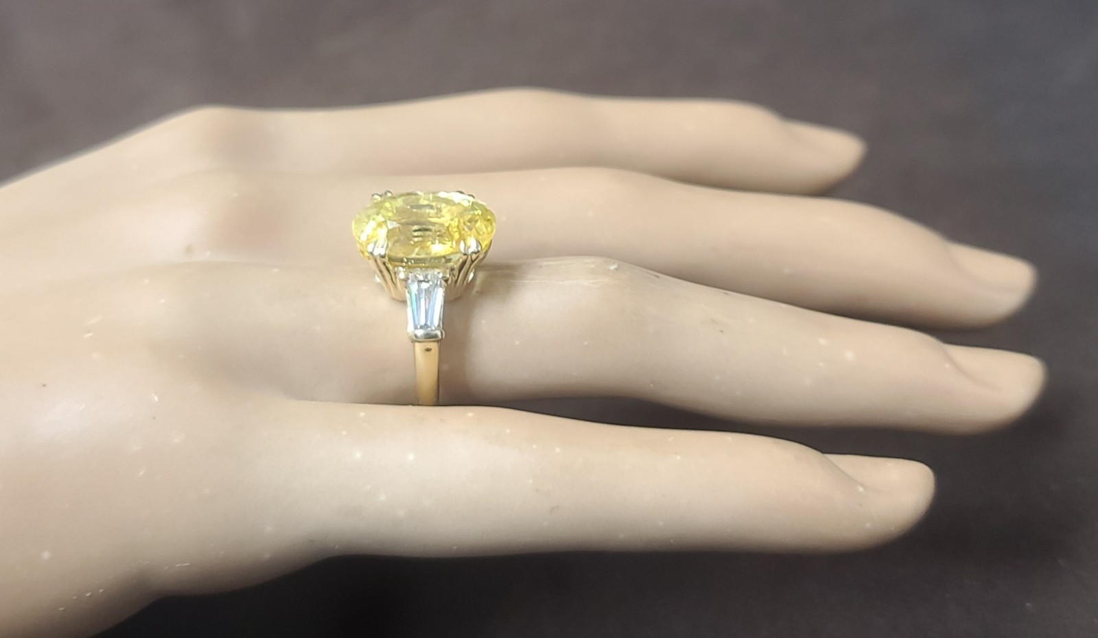 Vintage 14k Yellow gold Engagement ring 11.70ct Natural Oval Yellow Sapphire GIA