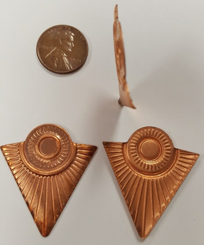 6 VINTAGE DECO TRIANGLE GROOVED 37mm. COPPER COATED STEEL SETTING FINDINGS N44