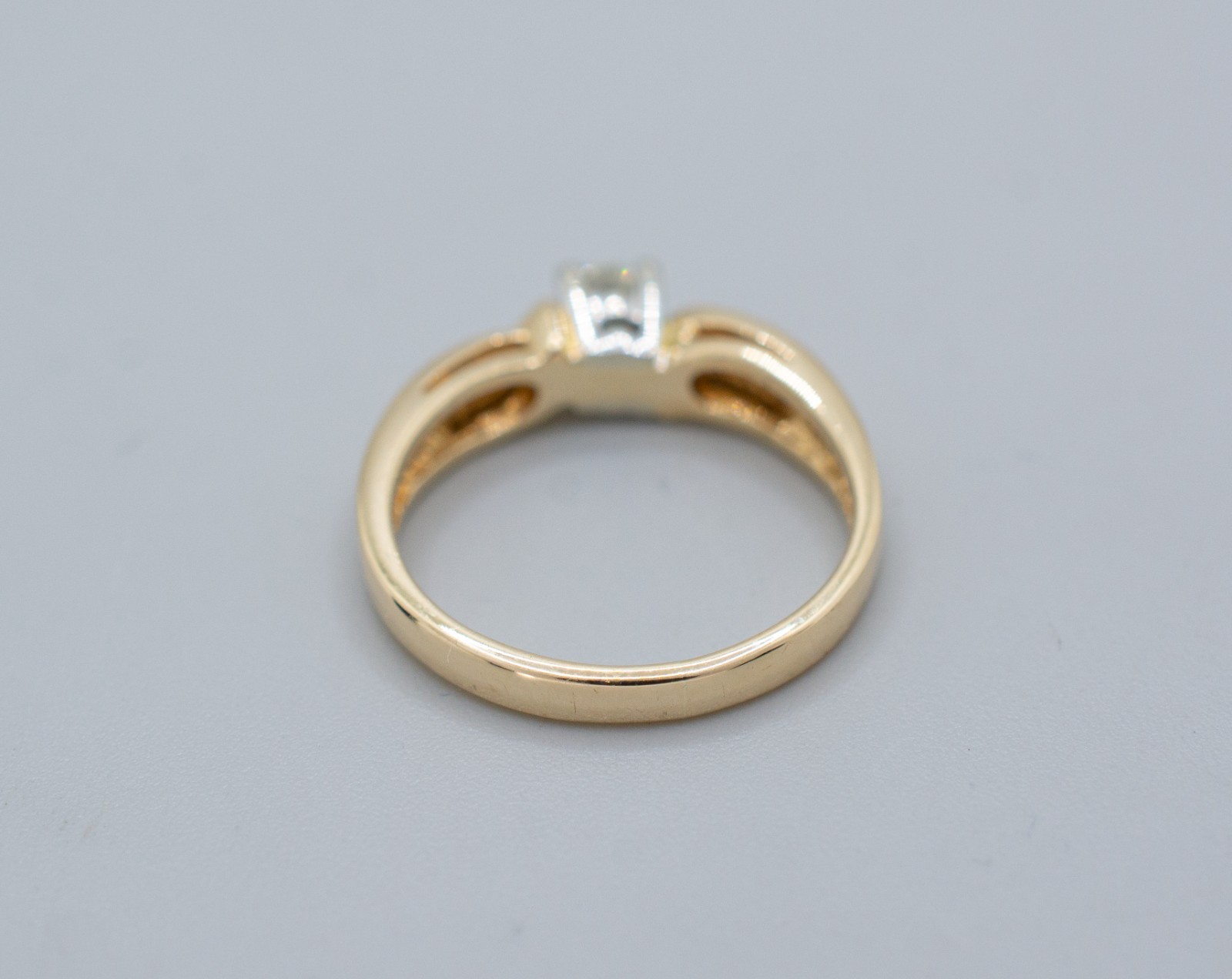(MA5) 14K Yellow Gold Solitaire Diamond Ring .15 ctw 2.4 Grams Size 4